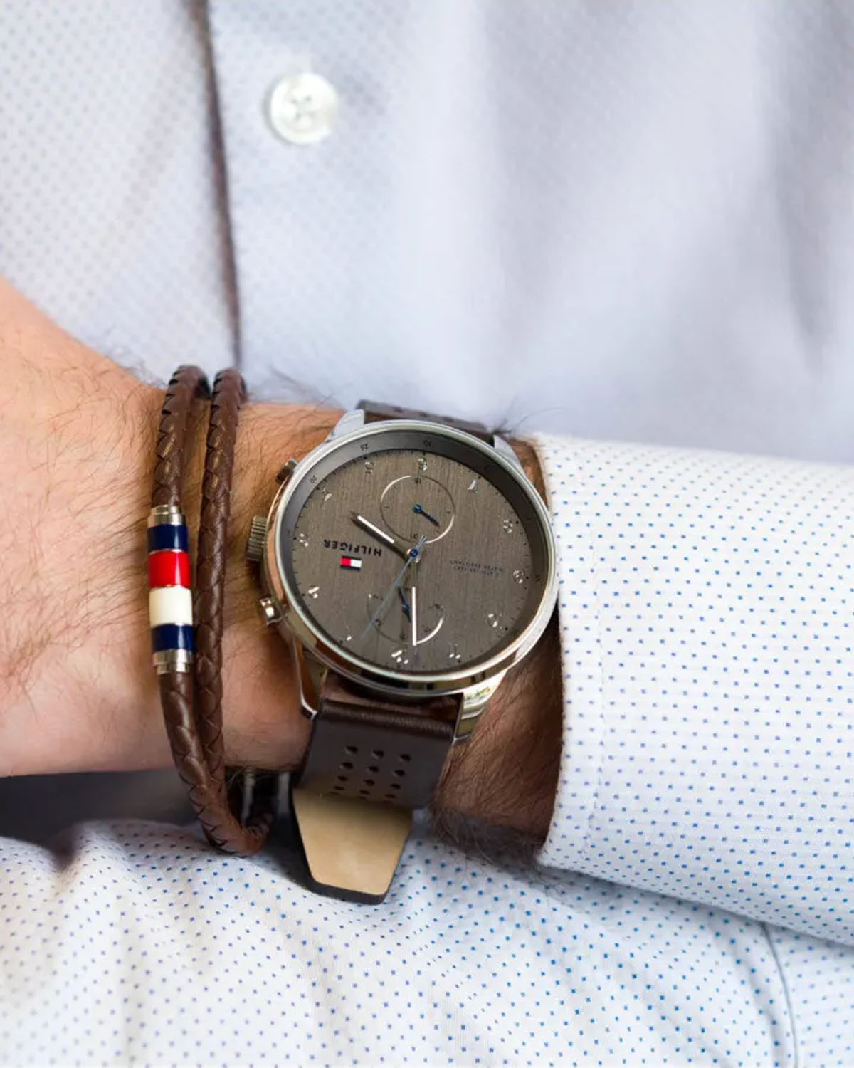 Męski zegarek Tommy Hilfiger na brązowym skórzanym pasku z bransoletką skórzaną.